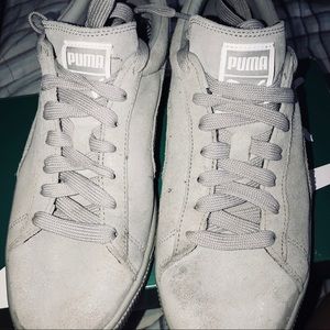Light gray pumas. Womens size 9/ Mens size 7